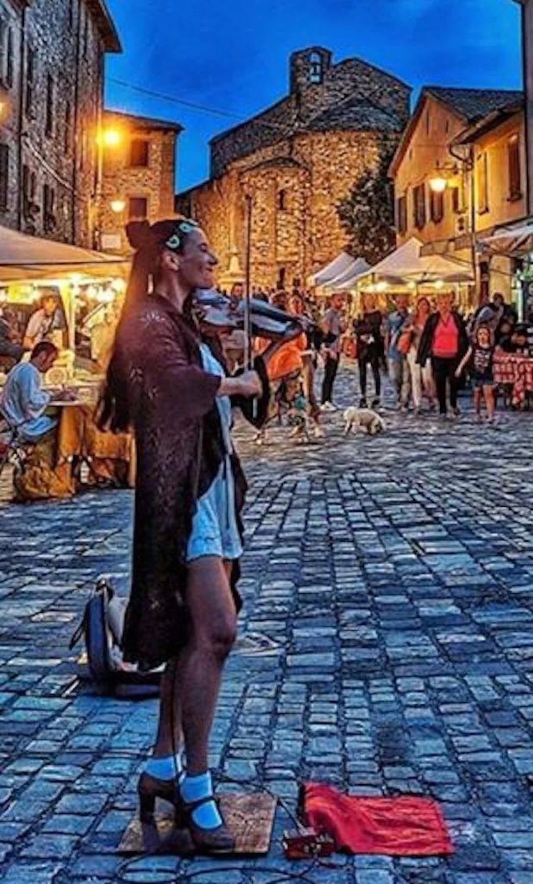 Sviolinate Outdoor Street Festival Performance in San Leo